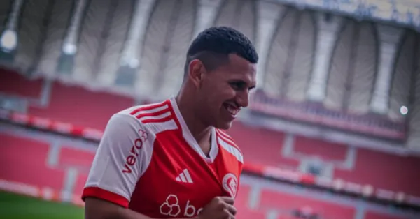 Polêmica no GreNal: Aguirre e a Penalidade Contestada em Aravena