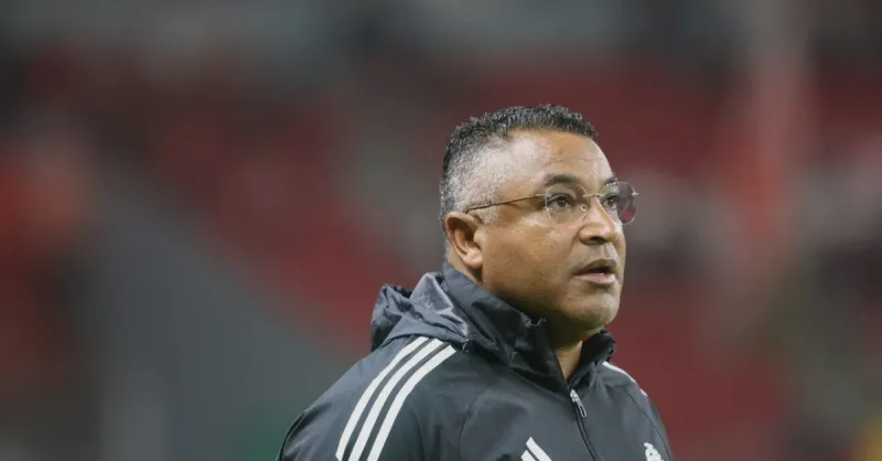 Confronto Explosivo Pós-Jogo: Roger Machado e Cédric em Acerto de Contas no Beira-Rio